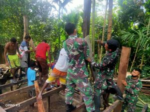 Satgas Yonif 131 Perbaiki Rumah Ketua Pemuda Kampung Kibay Kaliasin