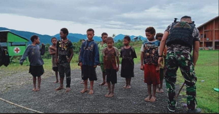 Anak Perbatasan Latihan Baris Berbaris di Pos Oksibil Satgas Yonif 403