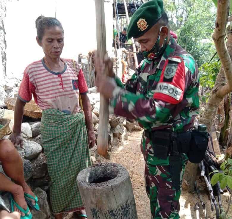 Personel Pos Oelbinose Satgas Yonarmed 6/3 Bantu Warga Tumbuk Kopi