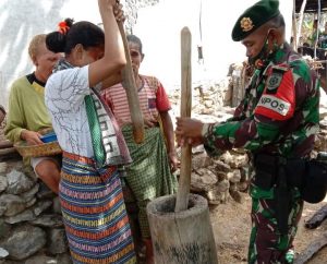 Personel Pos Oelbinose Satgas Yonarmed 6/3 Bantu Warga Tumbuk Kopi