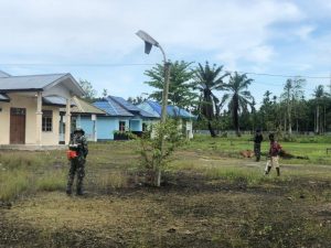 Wujudkan Kampung Sehat, Satgas Yonif 512/QY Bersama Warga Bersihkan Kampung Wonorejo, Keerom