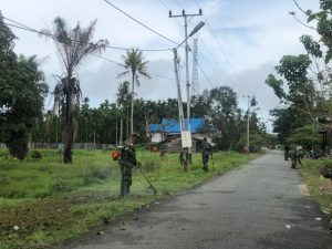 Wujudkan Kampung Sehat, Satgas Yonif 512/QY Bersama Warga Bersihkan Kampung Wonorejo, Keerom