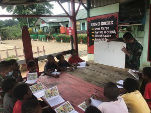 Peduli Pendidikan, Satgas Yonif 512/QY Berikan Bimbel Kepada Anak-Anak di Papua