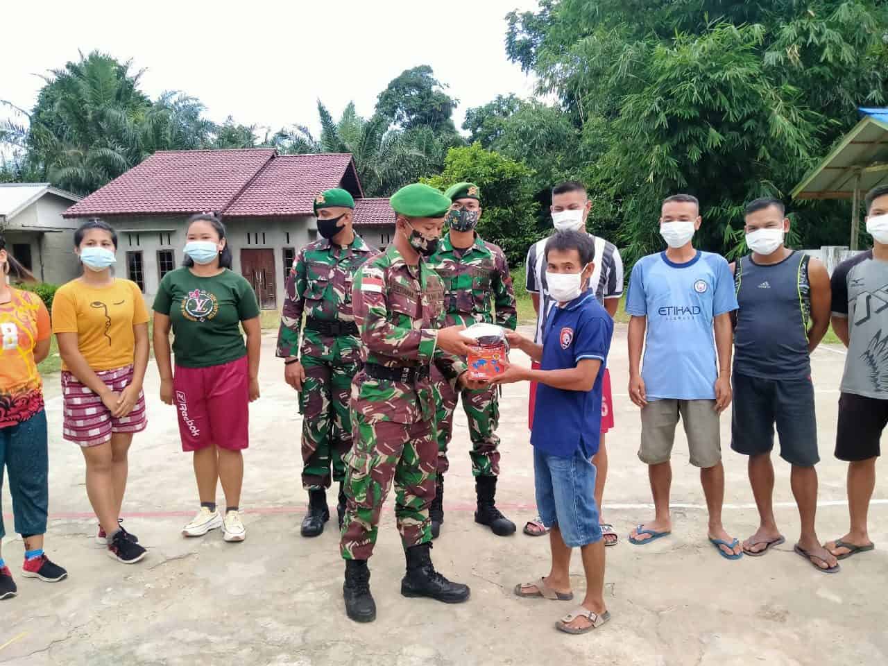 Satgas Pamtas Yonif Mekanis 643/Wns Bagikan Sarana Olahraga Masyarakat Perbatasan