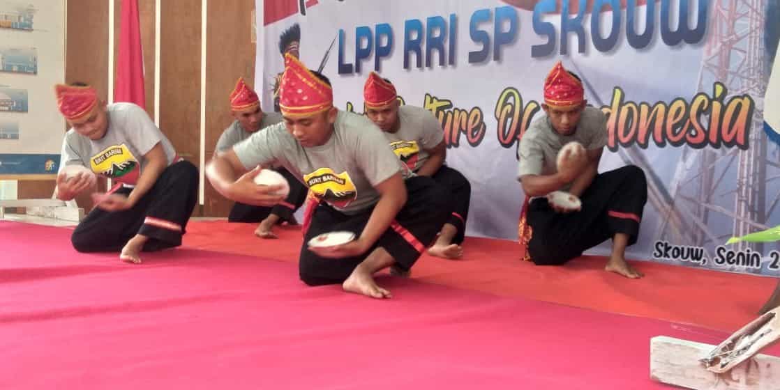 Bawakan Tari Piring, Satgas Yonif 131 Meriahkan Pergelaran Seni Budaya di Papua