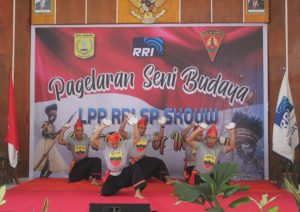 Bawakan Tari Piring, Satgas Yonif 131 Meriahkan Pergelaran Seni Budaya di Papua