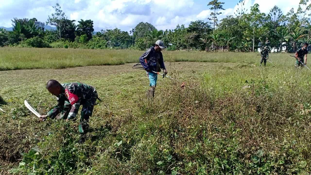 Satgas Yonif 512 Bangkitkan Kebersamaan Melalui Karya Bhakti di Perbatasan Papua