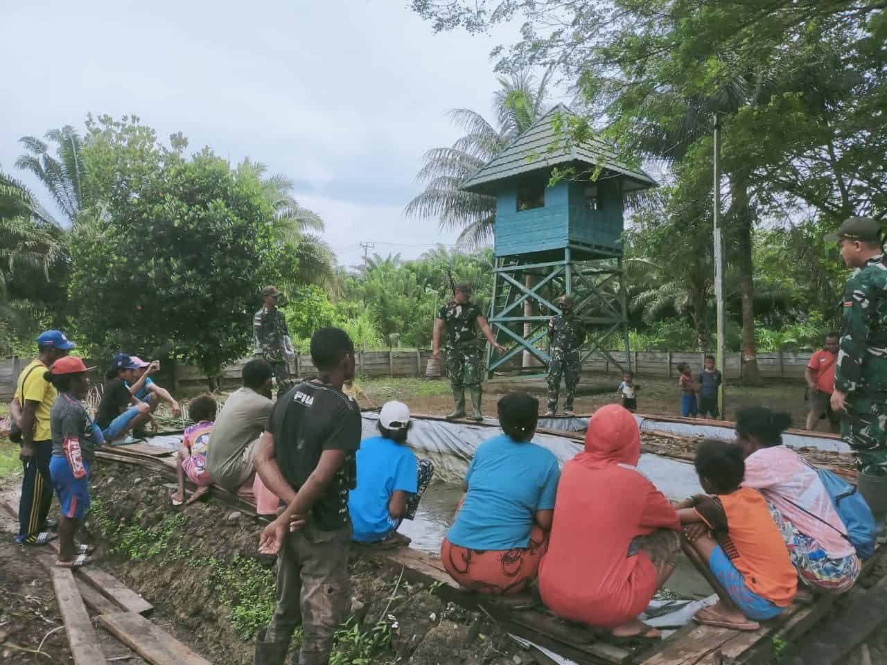 Manfaatkan Lahan Kosong, Satgas Yonif 131 Ajarkan Warga Budidaya Lele di Kolam Terpal