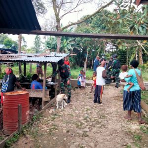 Jelang HUT Ke 56, Satgas Yonif 403 Berbagi Pakaian Layak Pakai di Kampung Kutdol