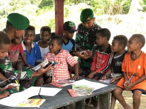 Satgas Yonif 403 Ajarkan Baca Tulis Kepada Anak Usia Dini di Perbatasan RI-PNG