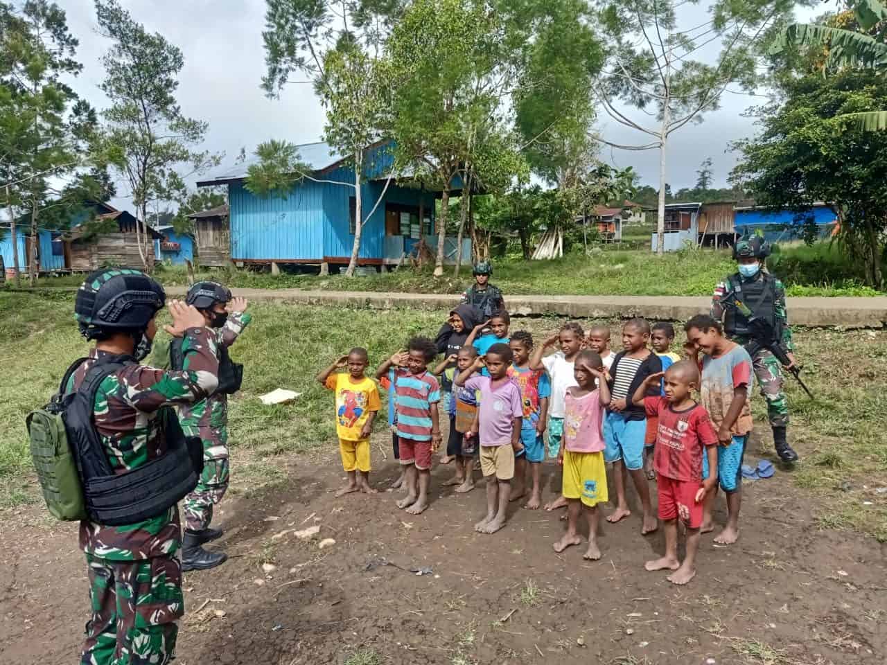 Isi Liburan Sekolah, Satgas Yonif 403 Latih Anak Perbatasan Baris Berbaris