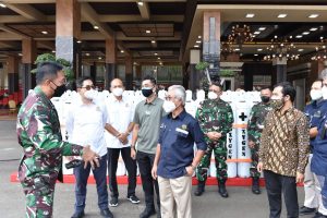 TNI AD Terima 380 Tabung Oksigen Dari SSK Migas dan Kadin