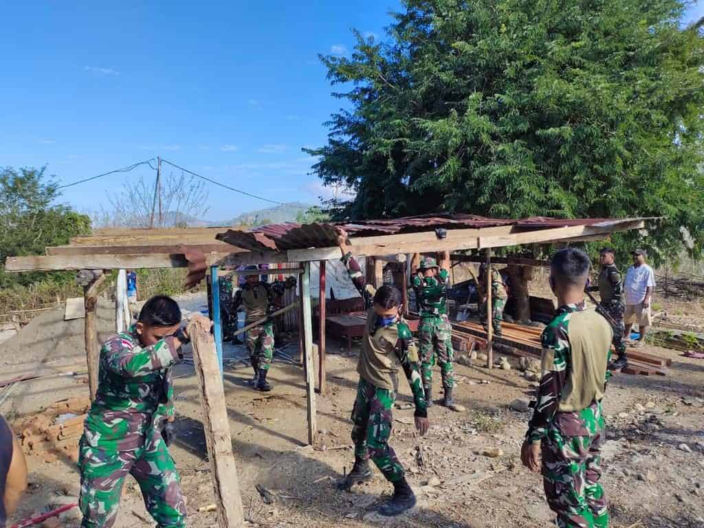 Merasa Prihatin, Satgas Yonif 742/SWY Bedah Rumah Warga Tulakadi Yang Sudah Lansia