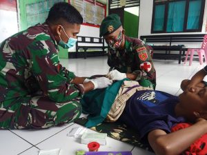 Gelar Yankes, Satgas Yonarmed 6/3 Sunat Dua Anak Warga Dusun Motamasin