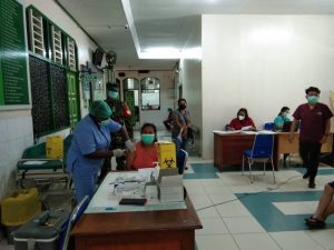 Aparat TNI Bersama Tim Posko PPKM Mikro, Bantu Sukseskan Vaksinasi Covid-19 di RSUD Abepura