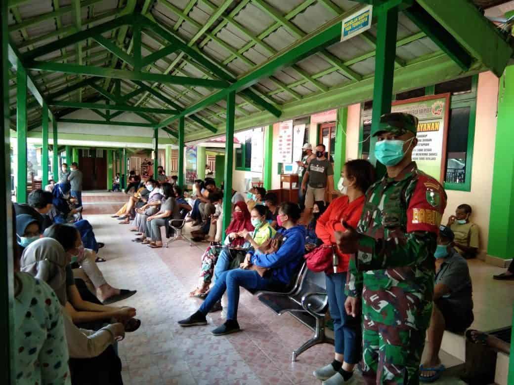 Aparat TNI Bersama Tim Posko PPKM Mikro, Bantu Sukseskan Vaksinasi Covid-19 di RSUD Abepura