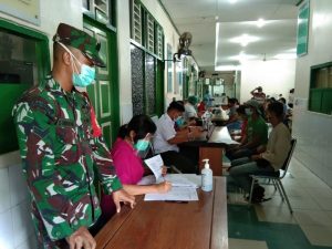 Aparat TNI Bersama Tim Posko PPKM Mikro, Bantu Sukseskan Vaksinasi Covid-19 di RSUD Abepura