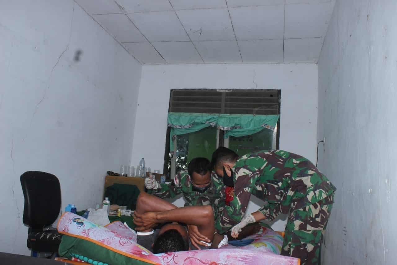 Pos Nunura Satgas Yonif 742 Gelar Sunatan Gratis di Dusun Sakafini