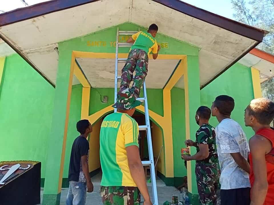 Satgas Yonarmed 6/3 Kostrad Bangun Tugu Salib di Gereja Perbatasan