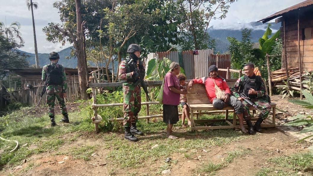 Ciptakan Rasa Damai dan Nyaman, Satgas Yonif 403 Anjangsana Kampung Sopa