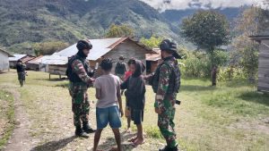 Ciptakan Rasa Damai dan Nyaman, Satgas Yonif 403 Anjangsana Kampung Sopa