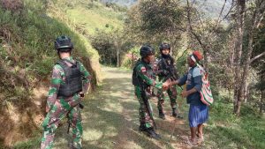 Ciptakan Rasa Damai dan Nyaman, Satgas Yonif 403 Anjangsana Kampung Sopa