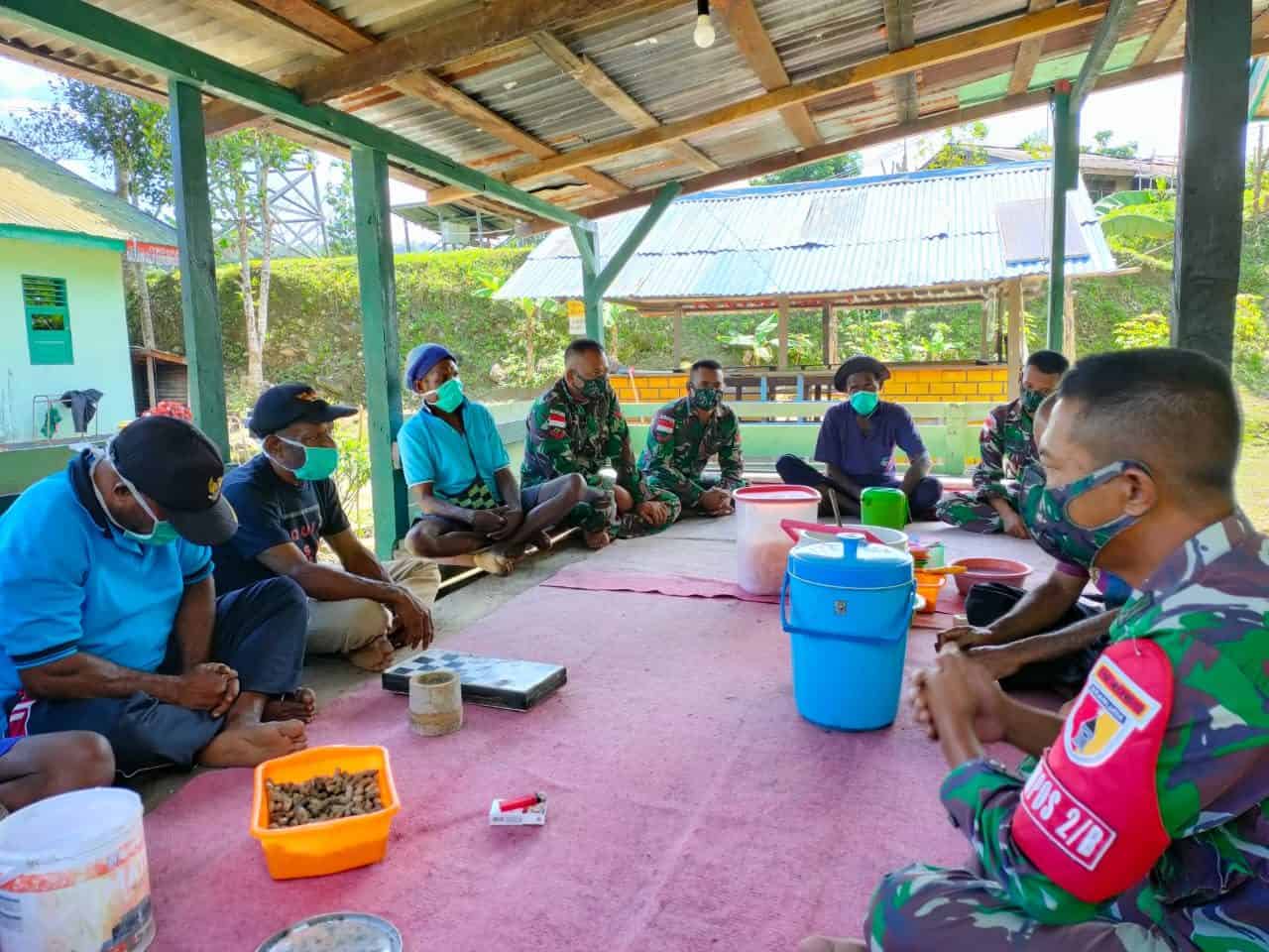 Jalin Hubungan Kekeluargaan, Satgas Yonif 512/QY Undang Tokoh Adat ke Pos Perbatasan