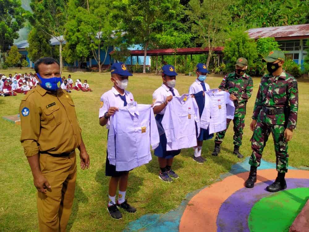 Satgas Yonif 131 Bagikan Seragam Sekolah di SMPN 4 Abepura Papua