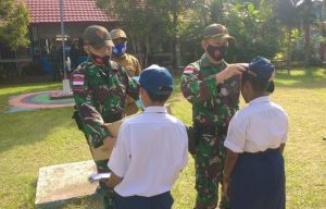 Satgas Yonif 131 Bagikan Seragam Sekolah di SMPN 4 Abepura Papua
