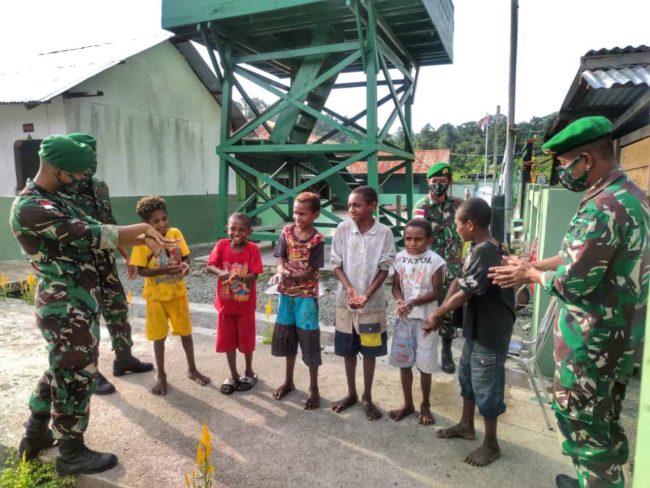 Satgas Yonif 512 Ajak Anak-Anak Patuhi Prokes di Perbatasan Papua Sambil Berkreasi