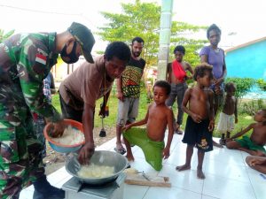 Satgas Yonif 131 Bersama Warga Kampung Woro Produksi Kripik Balado Bramoss