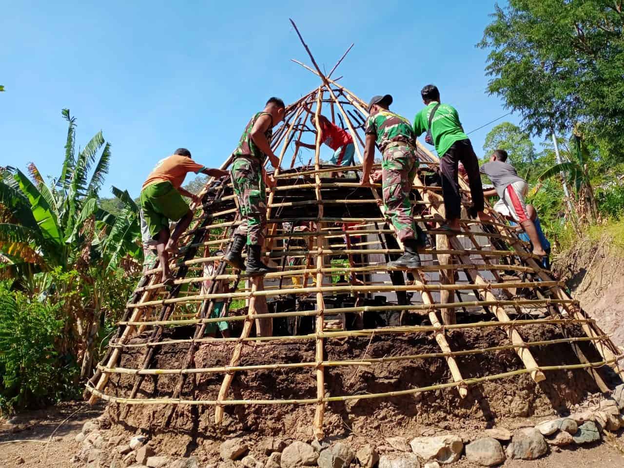 Satgas Yonarmed 6/3 Bersama Warga Bangun Rumat Adat di Dusun Oeana