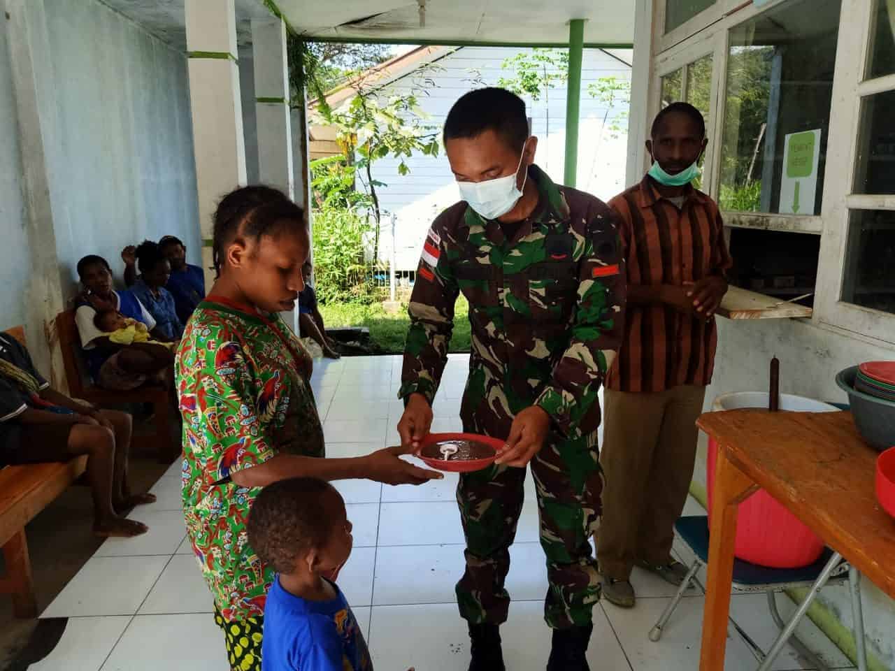 Jaga Kesehatan Generasi Penerus, Satgas Yonif 403 Gelar Posyandu di Kampung Iwur Papua