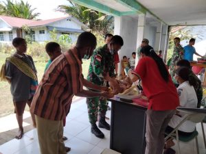 Jaga Kesehatan Generasi Penerus, Satgas Yonif 403 Gelar Posyandu di Kampung Iwur Papua