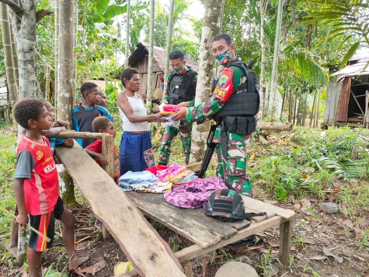 Anjangsana ke Kurumkin, Satgas Yonif 403 Bagikan Pakaian Layak Pakai