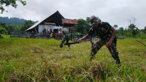 Satgas Yonif 403 Bersama Warga Benahi Gereja di Perbatasan RI-PNG