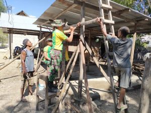 Satgas Yonarmed 6/3 Membantu Pembuatan Rumah Warga Perbatasan