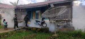 Cegah Malaria dan DBD, Satgas Yonarmed 6/3 Gelar Fogging di Desa Perbatasan