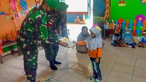 Sambut Tahun Ajaran Baru, Satgas Yonif 512/QY Bagikan Alat Tulis Kepada Anak-anak di Tapal Batas