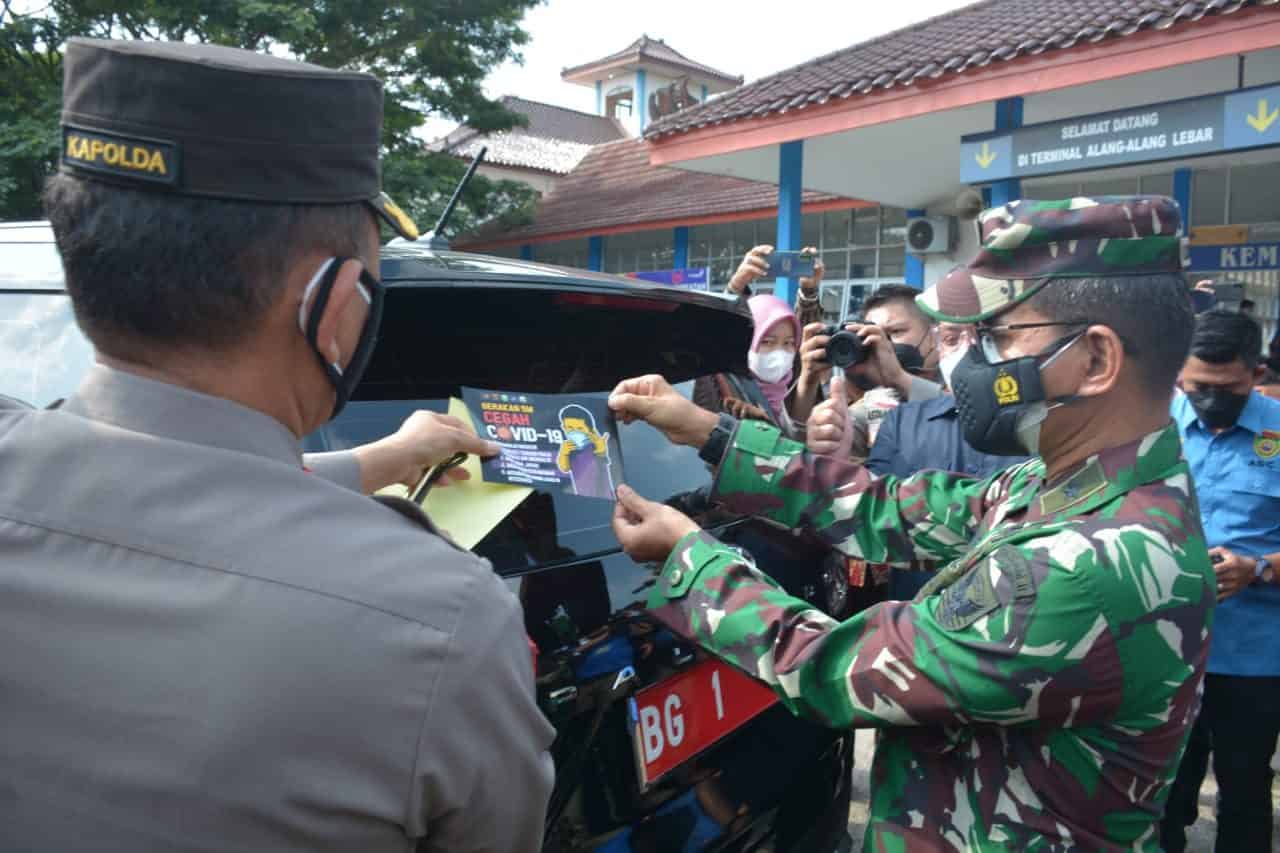 Kasdam II/Swj Ikuti Kegiatan Penempelan Stiker Kendaraan Kampanye Prokes dan PPKM