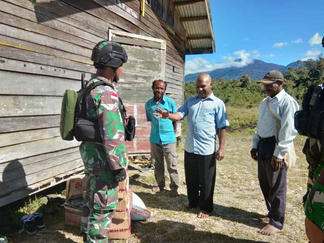 Jelang HUT Ke-56, Satgas Pamtas Yonif 403/WP Berikan Bantuan Sembako Kepada Tokoh Agama dan Pengurus Gereja di Perbatasan