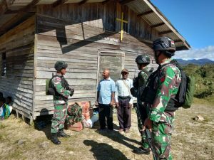 Jelang HUT Ke-56, Satgas Pamtas Yonif 403/WP Berikan Bantuan Sembako Kepada Tokoh Agama dan Pengurus Gereja di Perbatasan