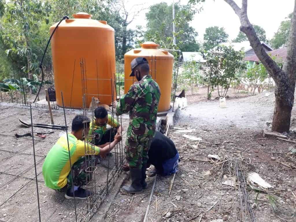 Satgas Yonarmed 6/3 Bersama Warga Siapkan Bak Penampungan Air di Desa Inbate