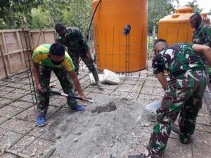 Satgas Yonarmed 6/3 Bersama Warga Siapkan Bak Penampungan Air di Desa Inbate