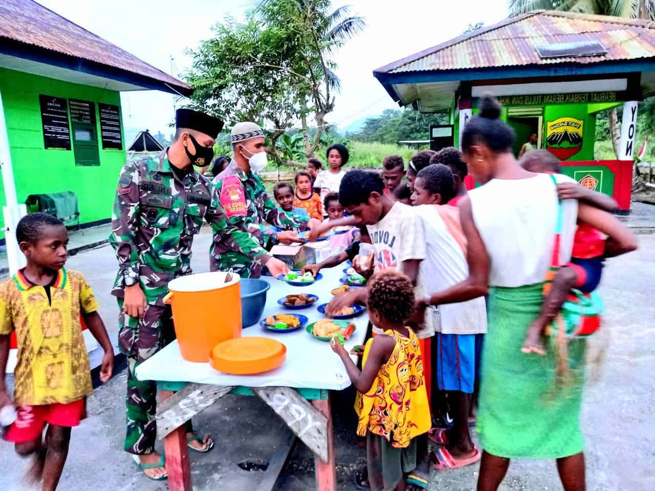 Jumat Berkah, Satgas Yonif 131 Berbagi Makanan Bergizi Untuk Anak-anak Papua