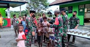 Jumat Berkah, Satgas Yonif 131 Berbagi Makanan Bergizi Untuk Anak-anak Papua