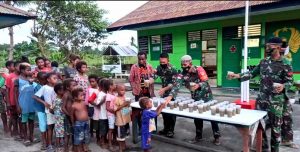 Jumat Berkah, Satgas Yonif 131 Berbagi Makanan Bergizi Untuk Anak-anak Papua