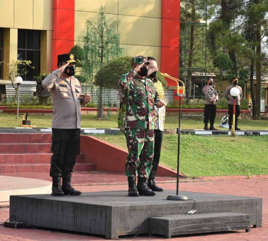 Pangdam I/BB dan Kapoldasu Salurkan Bansos Untuk Pelaku Usaha Terdampak PPKM Darurat