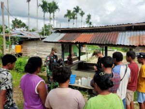 TNI Mengajarkan Warga Membuat Hand Sanitizer di Papua