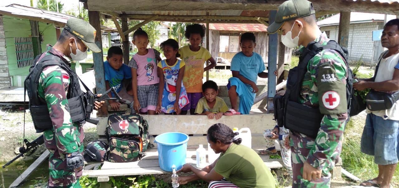 TNI Mengajarkan Warga Membuat Hand Sanitizer di Papua